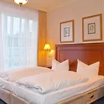 Seetelhotel Pommerscher Hof Wellnesshotel Im Herzen Der Kaiserbaeder Mit Direktem Zugang Zur Wellnessoase Shehrazade 4* Heringsdorf