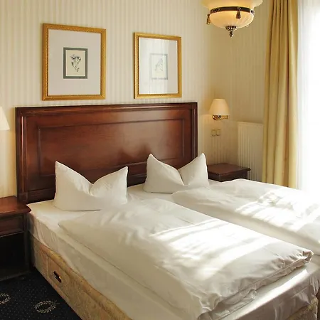 מלון Seetelhotel Pommerscher Hof Wellnesshotel Im Herzen Der Kaiserbaeder Mit Direktem Zugang Zur Wellnessoase Shehrazade הרינגסדורף